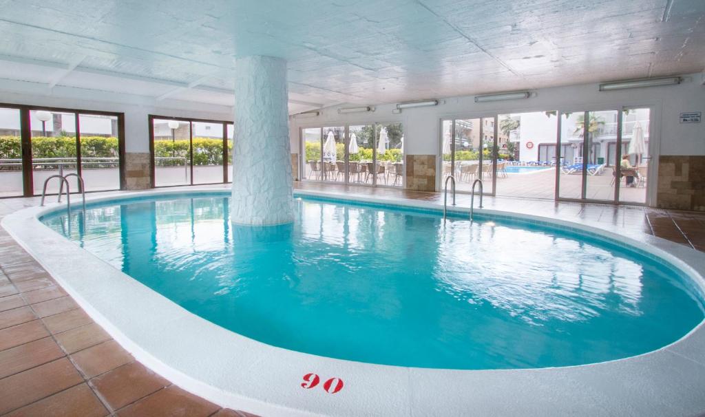 Bazén v ubytování Hotel Garbi Park & AquaSplash nebo v jeho okolí