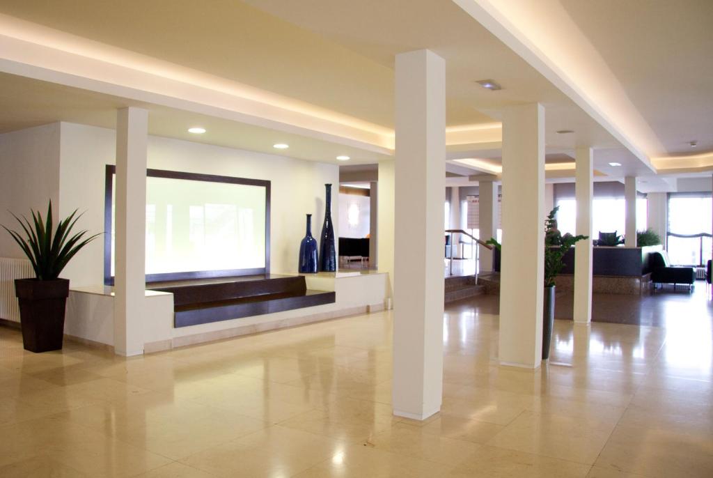 TV a/nebo společenská místnost v ubytování Hotel Garbi Park & AquaSplash