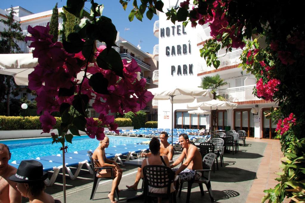 Bazén v ubytování Hotel Garbi Park & AquaSplash nebo v jeho okolí
