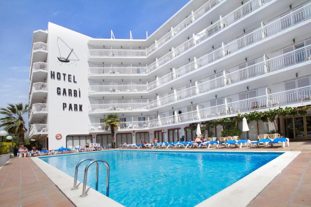 Bazén v ubytování Hotel Garbi Park & AquaSplash nebo v jeho okolí
