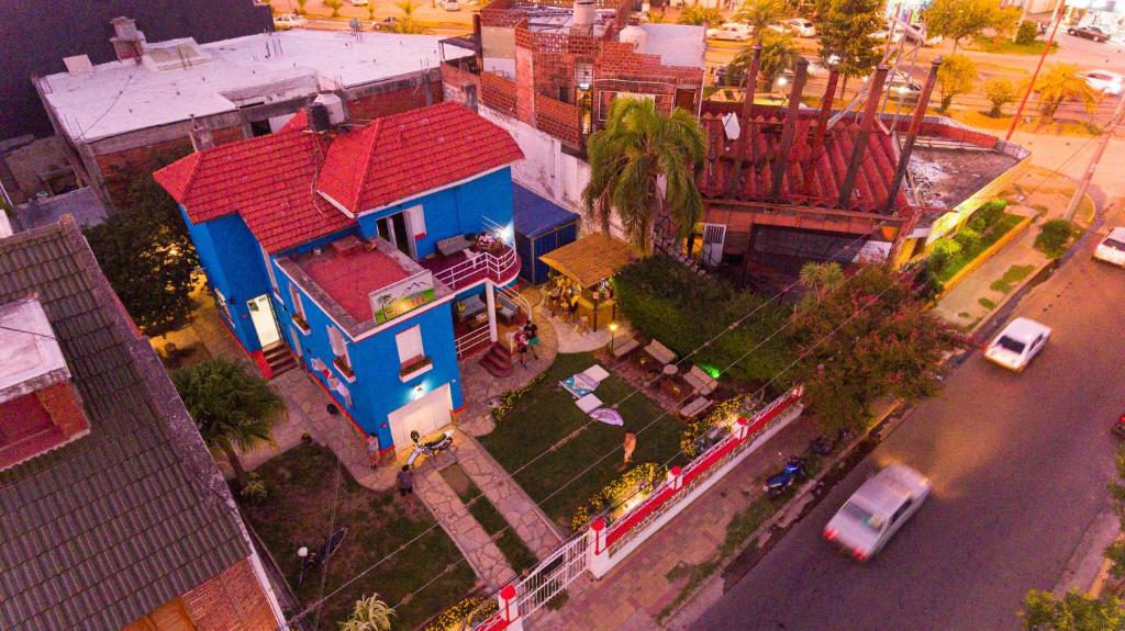una vista aérea de una casa azul con techo rojo en Blau Hostel en Villa Carlos Paz