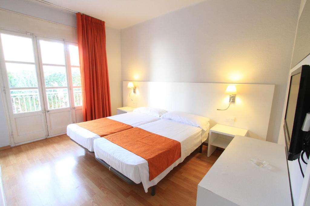 Postel nebo postele na pokoji v ubytování Hotel Villa Garbí