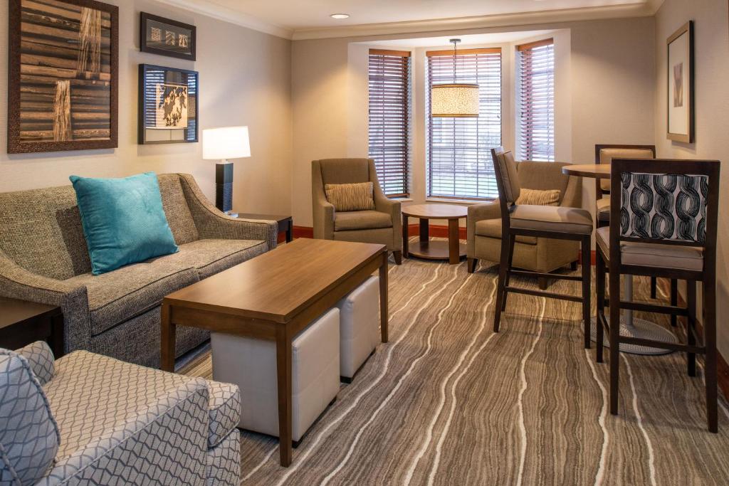 una sala de estar con un sofá y una mesa en Staybridge Suites Indianapolis-Fishers by IHG, en Fishers
