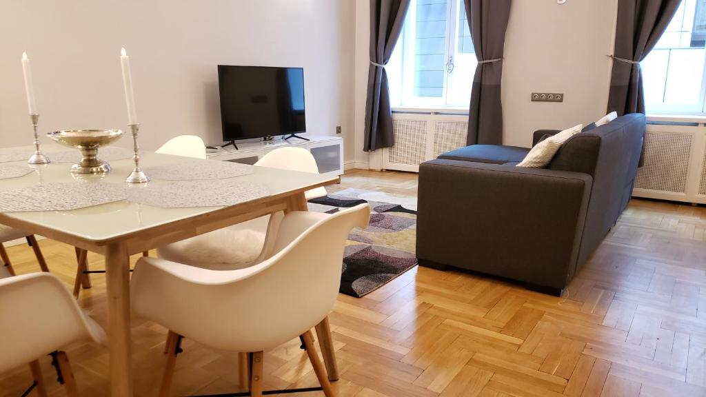 ブダペストにあるSupreme City Center Apartmentのリビングルーム(テーブル、ソファ付)