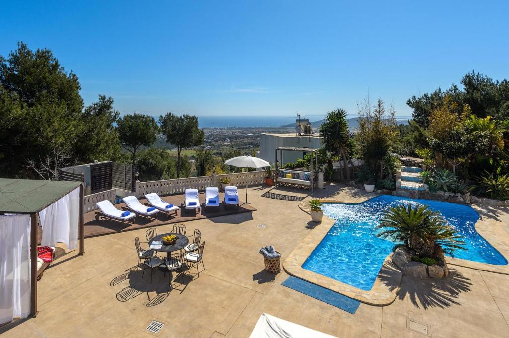 uitzicht op een patio met een zwembad bij Bonaire, villa up to 8+2 with pool & views in Ibiza-stad