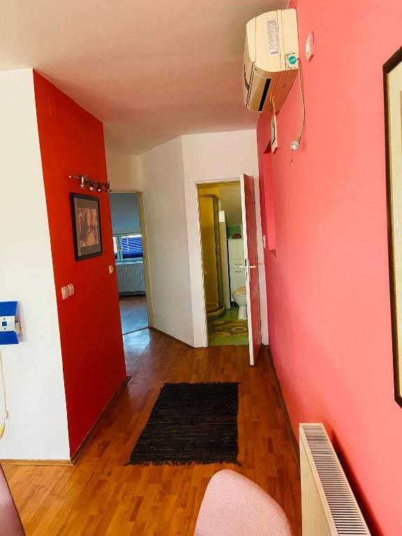 TV a/nebo společenská místnost v ubytování DUŠICA APARTMANI
