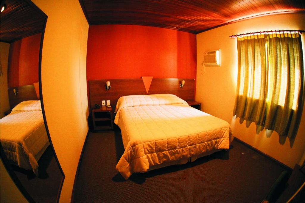 En eller flere senge i et værelse på Hotel Bartz