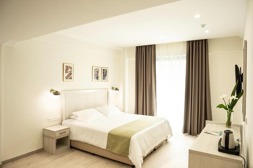 Postel nebo postele na pokoji v ubytování Roseum Boutique Hotel