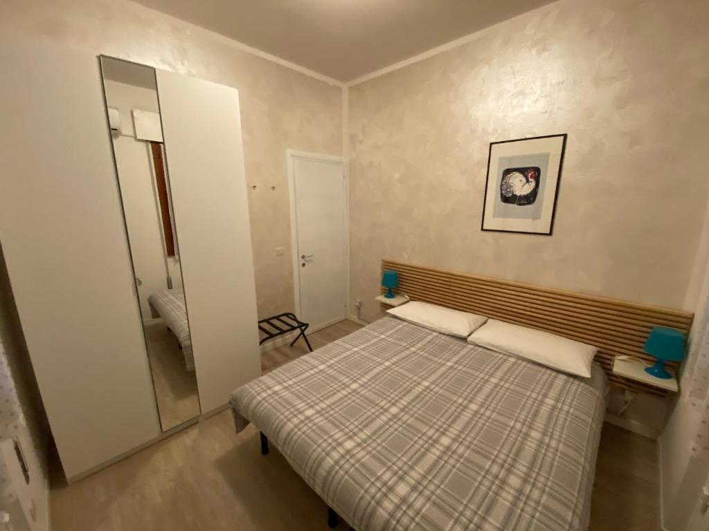 una piccola camera con letto e specchio di Portello a Padova