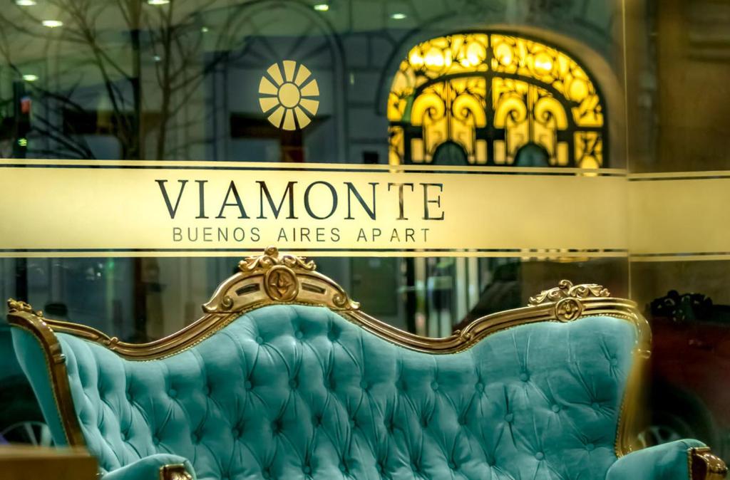 a bench in a store window with a sign that reads vamontine bl at Up Viamonte Hotel in Buenos Aires