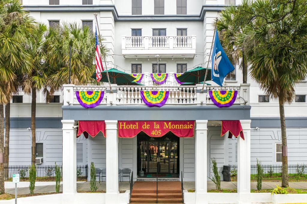 un edificio de hotel con un cartel que lee tenía gel en Miami en Hotel de la Monnaie, en Nueva Orleans