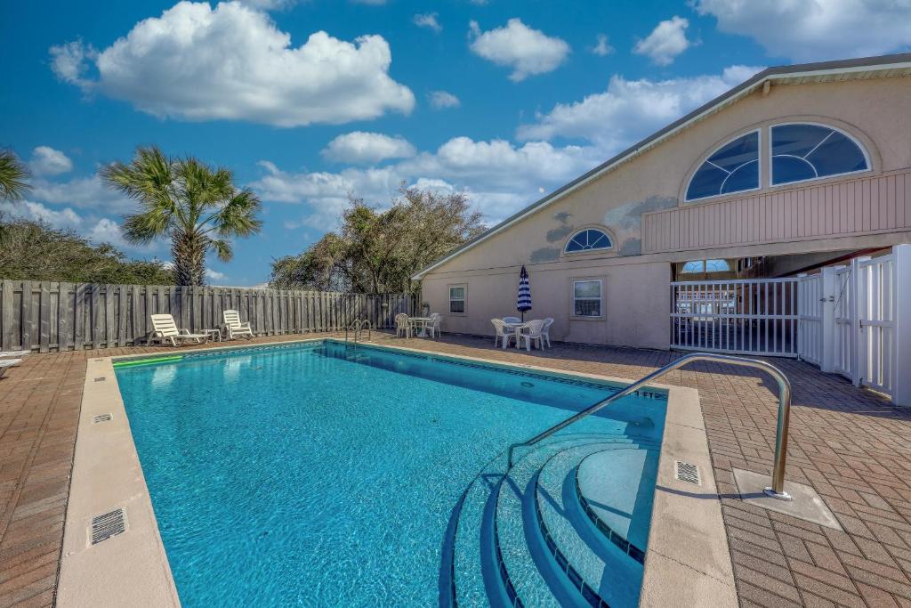 una piscina frente a una casa en La Playita & Flip Flop Fun en St. George Island