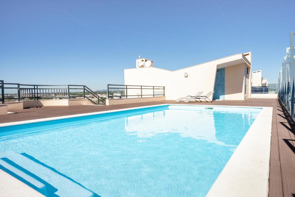una piscina en la azotea de un edificio en OCEANVIEW Luxury Paradise Location Sun and Pool, en Olhão