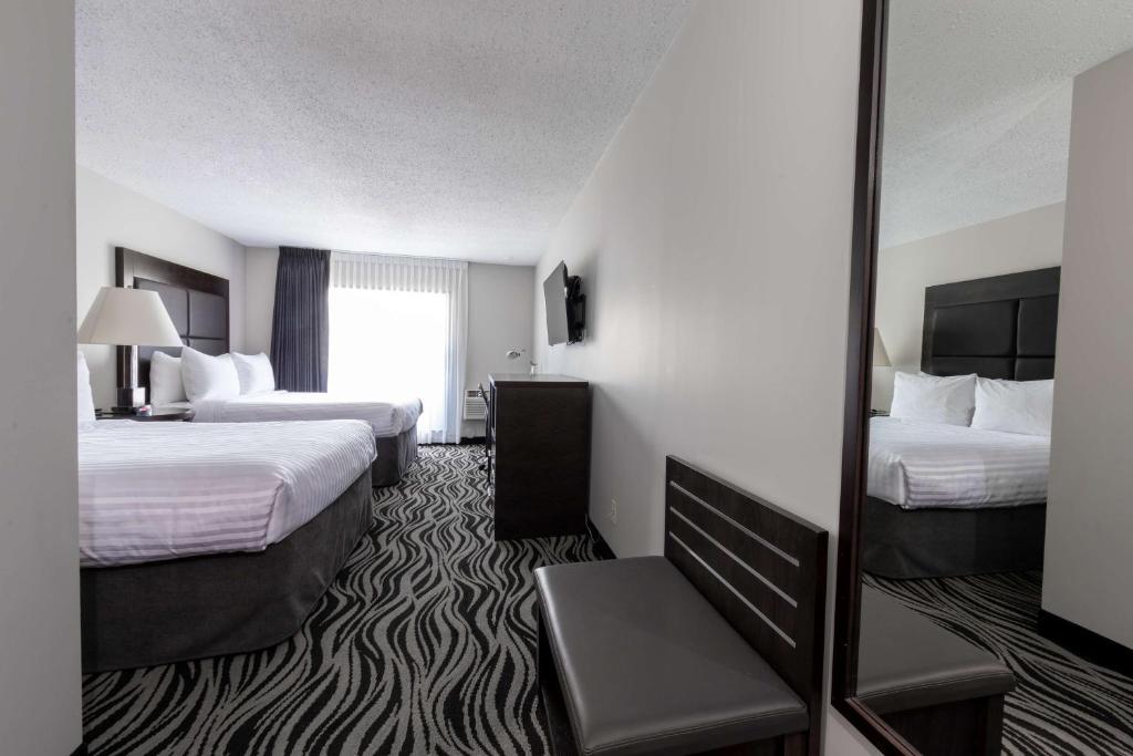 Postel nebo postele na pokoji v ubytování SureStay Hotel by Best Western Castlegar