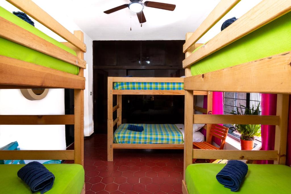 Palanda nebo palandy na pokoji v ubytování Hostal Casa Colores Adults Only