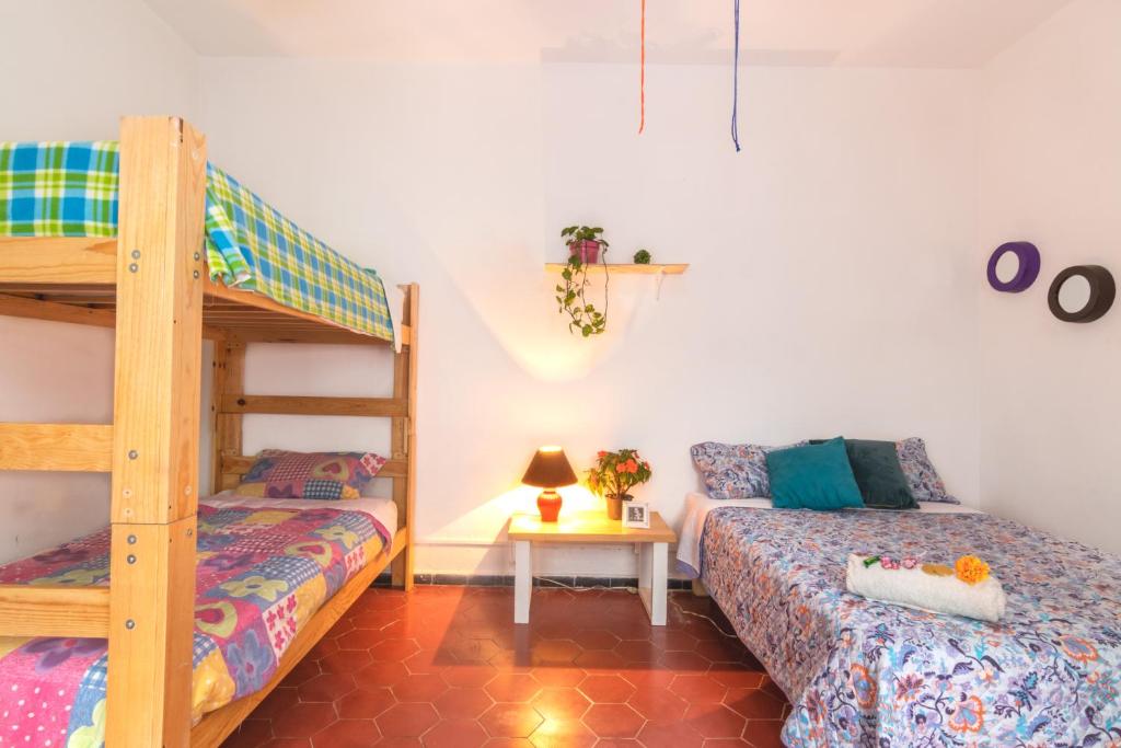 Postel nebo postele na pokoji v ubytování Hostal Casa Colores Adults Only