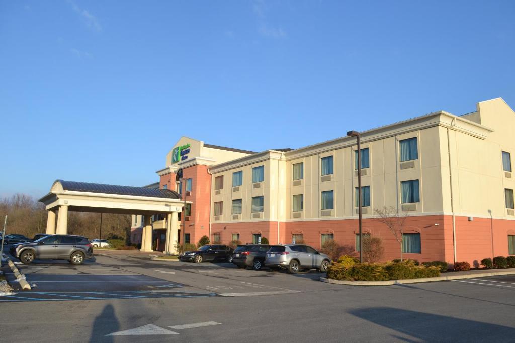 un estacionamiento frente a un hotel en Holiday Inn Express Selinsgrove, an IHG Hotel, en Shamokin Dam