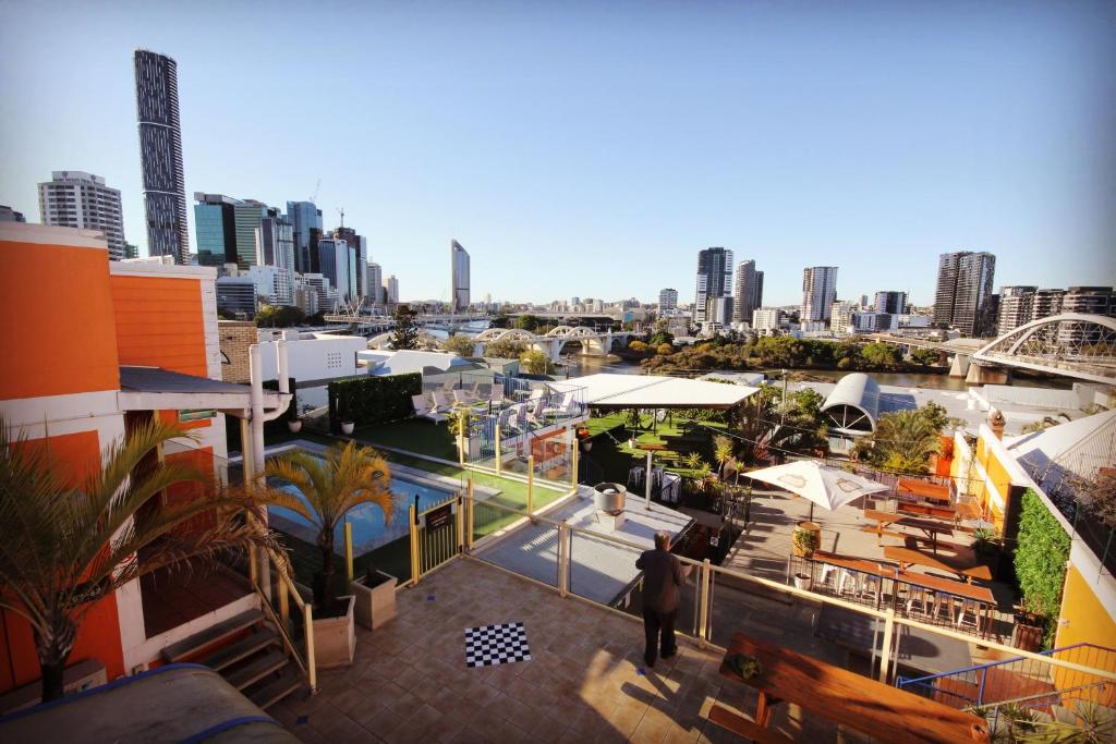 Blick auf eine Stadt mit Skyline der Stadt in der Unterkunft City Backpackers HQ in Brisbane