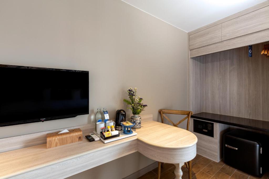 TV a/nebo společenská místnost v ubytování Sawaddi Patong Resort & Spa by Tolani - SHA Extra Plus