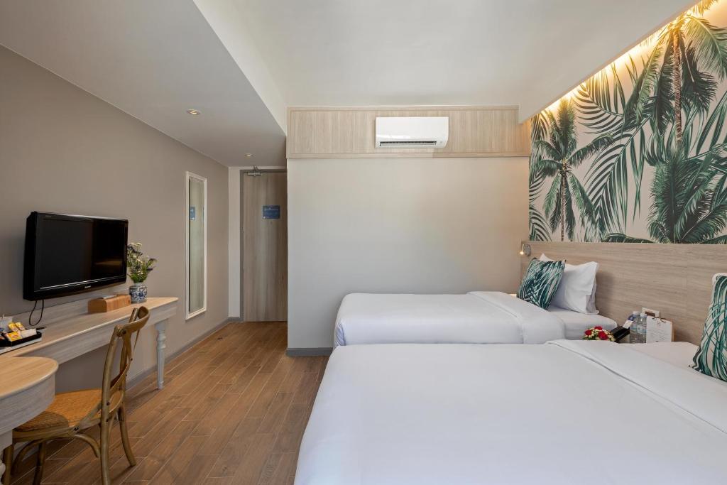 Postel nebo postele na pokoji v ubytování Sawaddi Patong Resort & Spa by Tolani - SHA Extra Plus