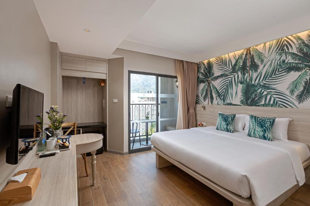 Postel nebo postele na pokoji v ubytování Sawaddi Patong Resort & Spa by Tolani - SHA Extra Plus