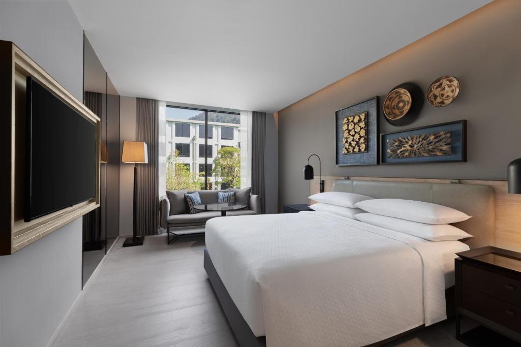 Ein Bett oder Betten in einem Zimmer der Unterkunft Four Points by Sheraton Phuket Patong Beach Resort