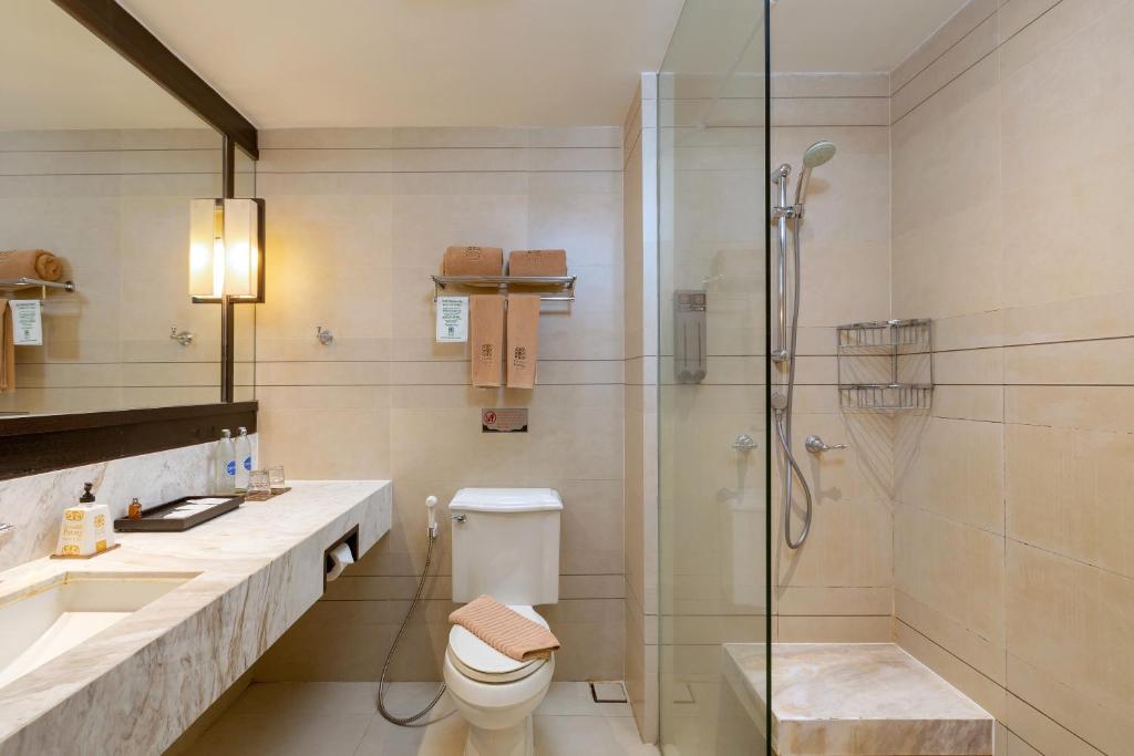 Koupelna v ubytování Sawaddi Patong Resort & Spa by Tolani - SHA Extra Plus