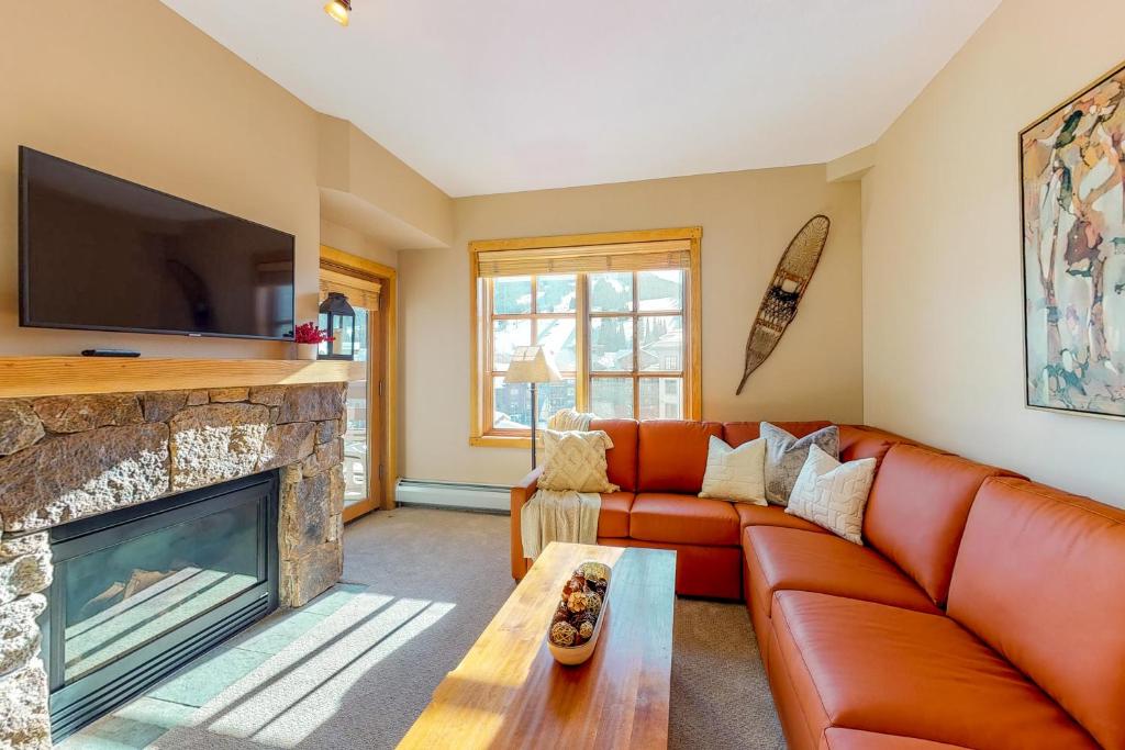 uma sala de estar com um sofá e uma lareira em Passage Point 506 em Copper Mountain