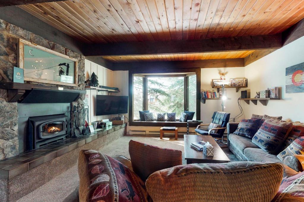 uma sala de estar com um sofá e uma lareira em Après Adventure em Steamboat Springs