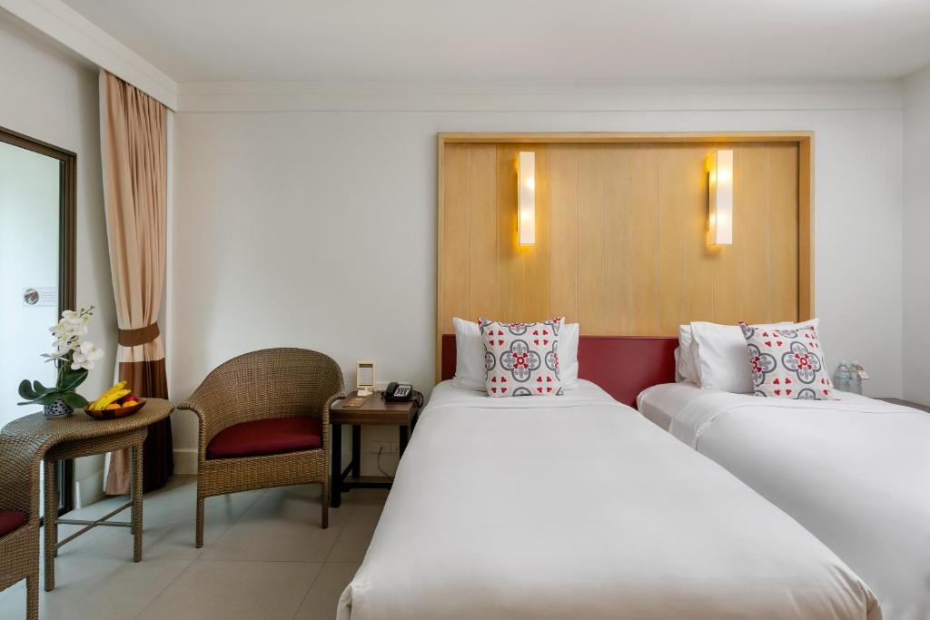 Postel nebo postele na pokoji v ubytování Sawaddi Patong Resort & Spa by Tolani - SHA Extra Plus