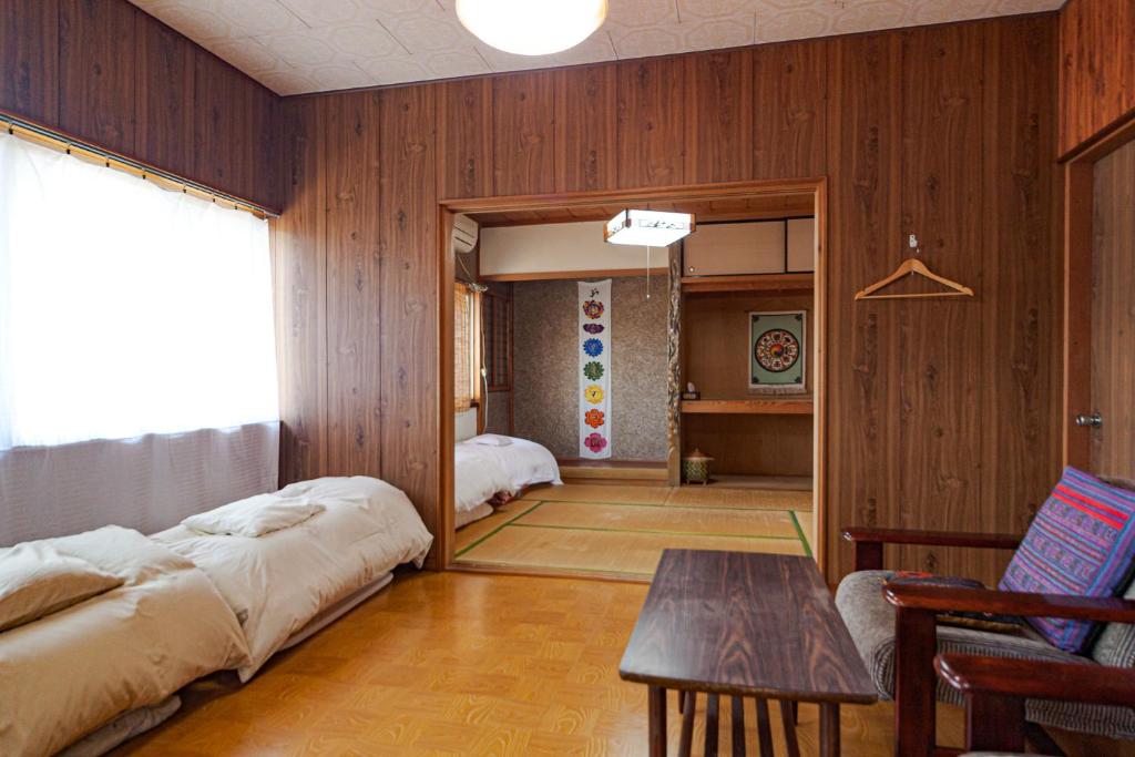 Postel nebo postele na pokoji v ubytování ゲストハウス メグルヤ 中山道柏原宿