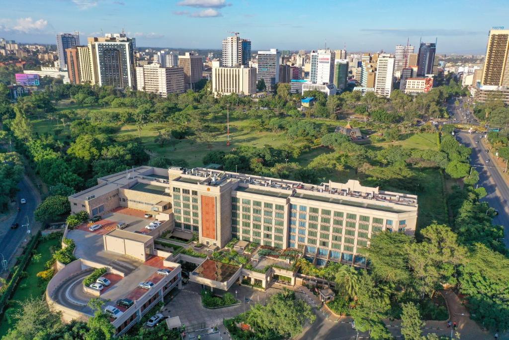 una vista aérea de un gran edificio en una ciudad en Nairobi Serena Hotel en Nairobi