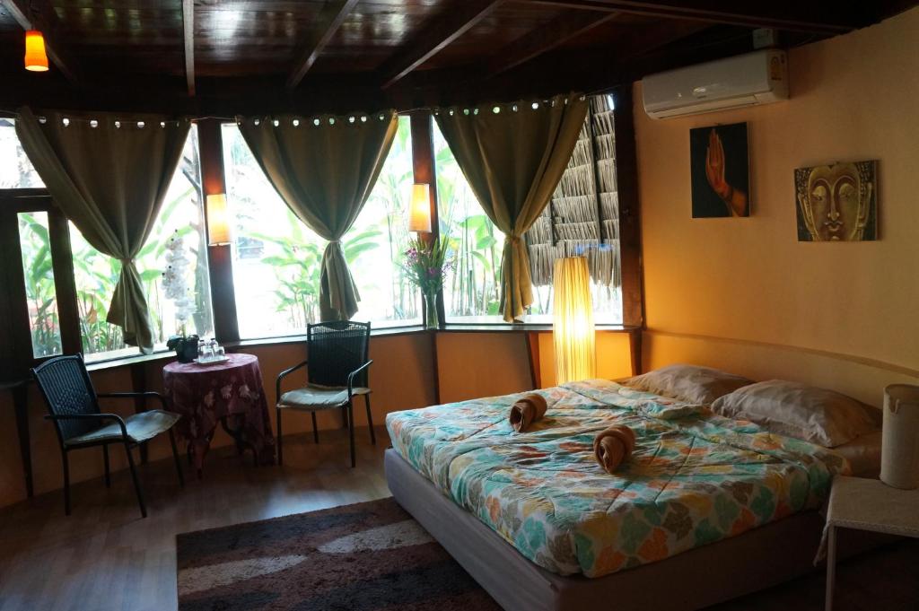 Postel nebo postele na pokoji v ubytování RELAX ECO Life Center - Khao lak