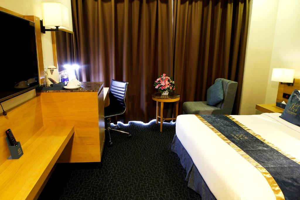 Postel nebo postele na pokoji v ubytování Ciao SaiGon Hotel & Spa