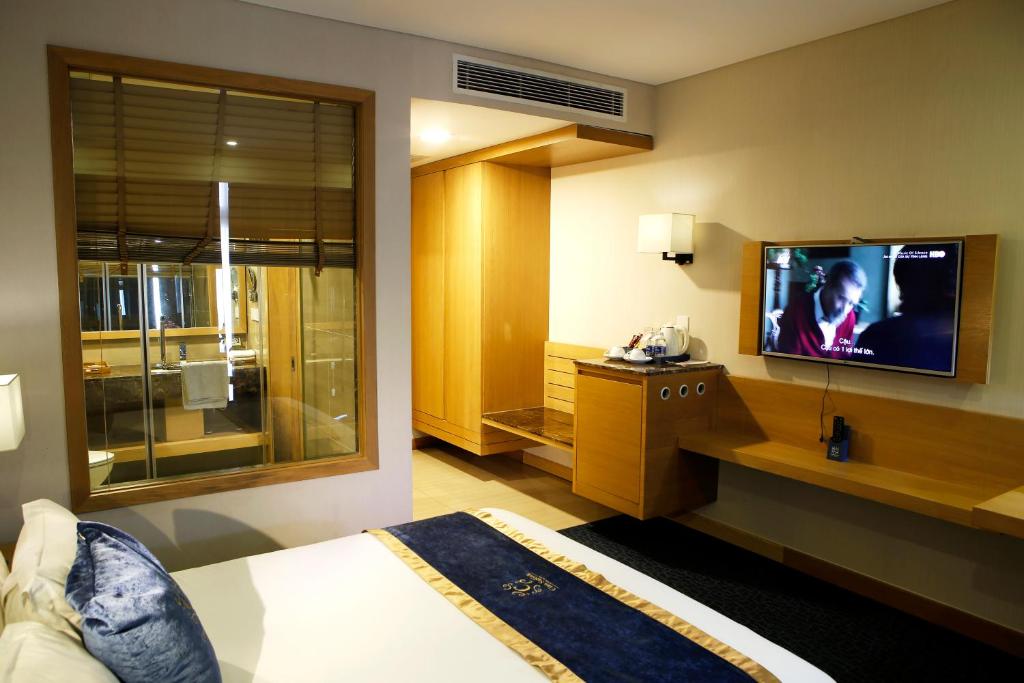 TV a/nebo společenská místnost v ubytování Ciao SaiGon Hotel & Spa