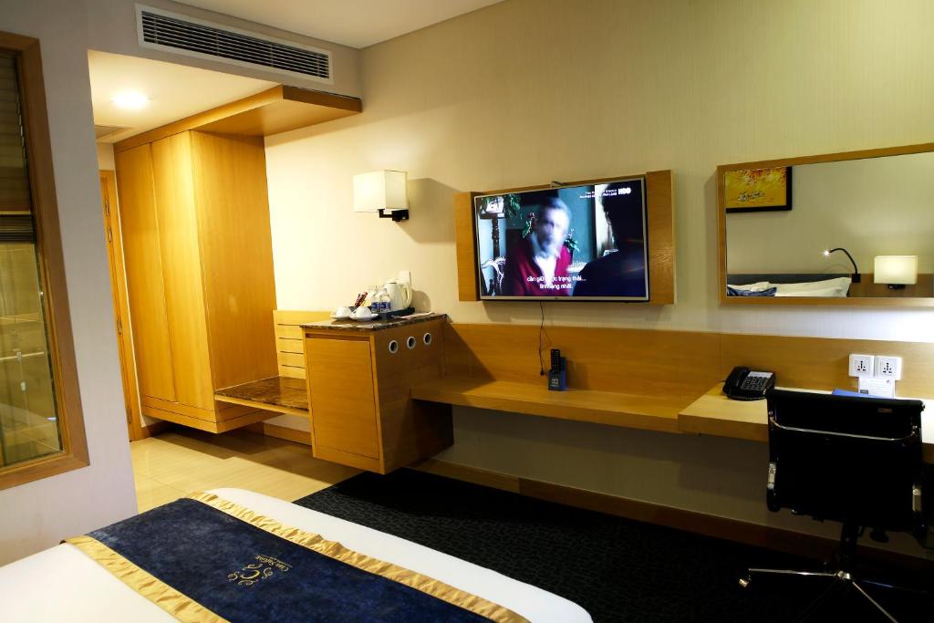 TV a/nebo společenská místnost v ubytování Ciao SaiGon Hotel & Spa