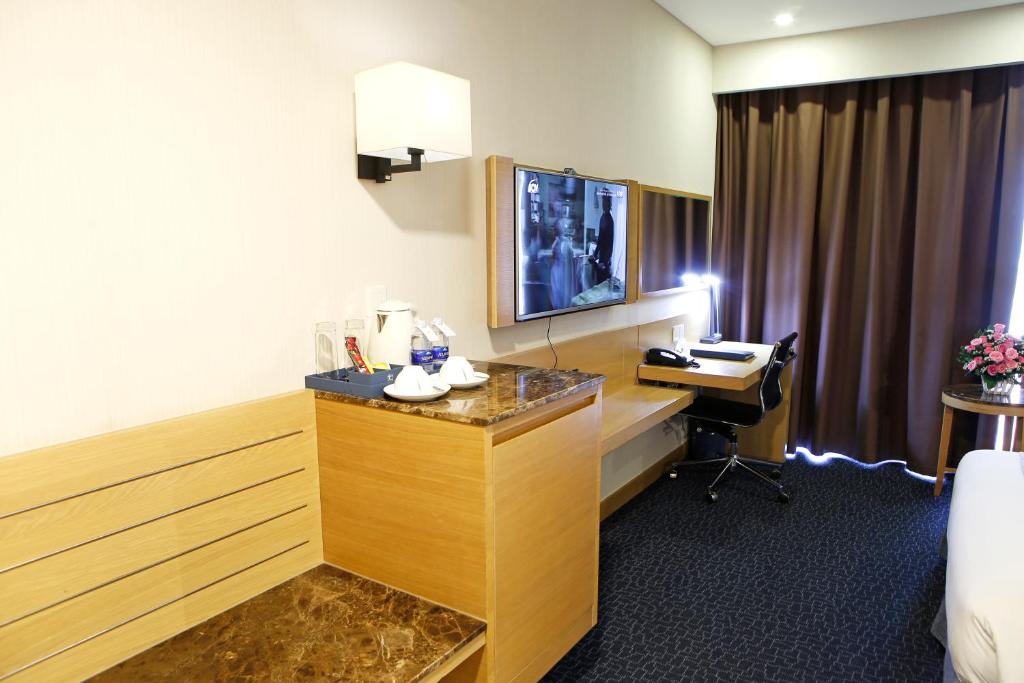 TV a/nebo společenská místnost v ubytování Ciao SaiGon Hotel & Spa