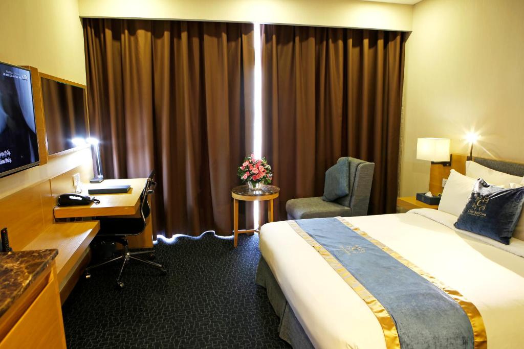Postel nebo postele na pokoji v ubytování Ciao SaiGon Hotel & Spa