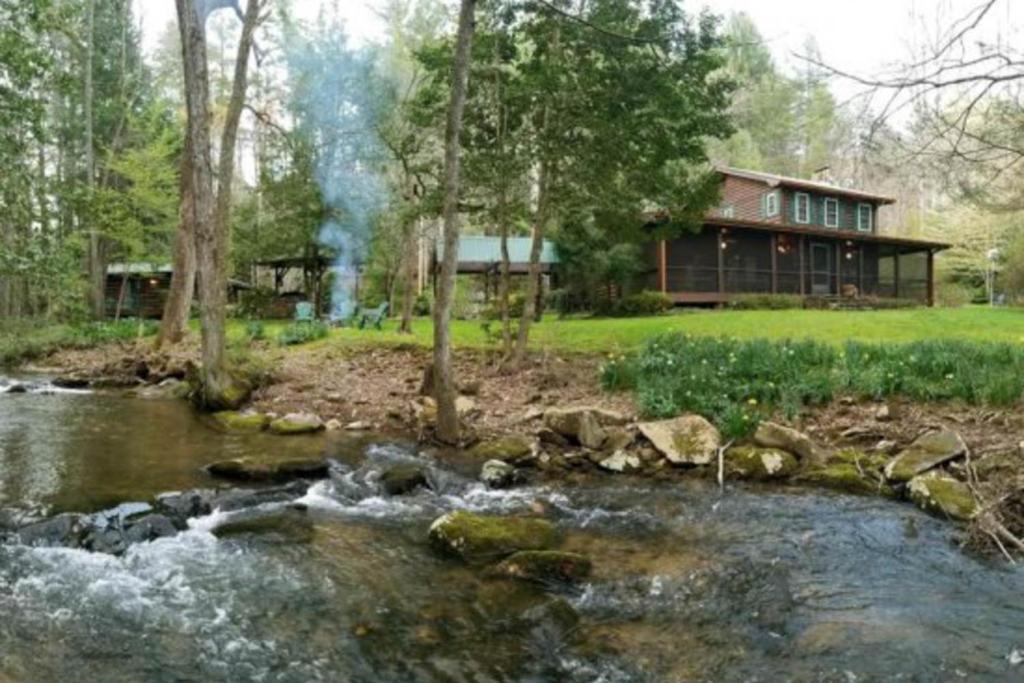 Cowboy Cabin on Stanley Creek
