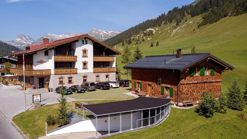 eine Luftansicht eines Gebäudes in einem Berg in der Unterkunft Gasthaus & Pension Alphorn in Lech am Arlberg