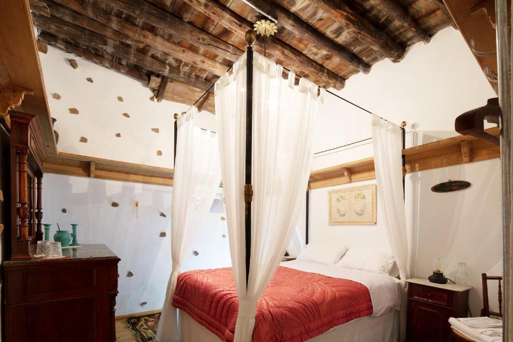 A bed or beds in a room at Yeniçeri Ahmet Ağa Konağı
