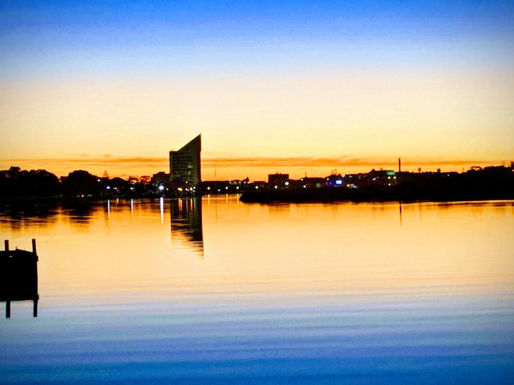 班伯里Bunbury's Most Convenient Location的一大片水体,有一座建筑的背景