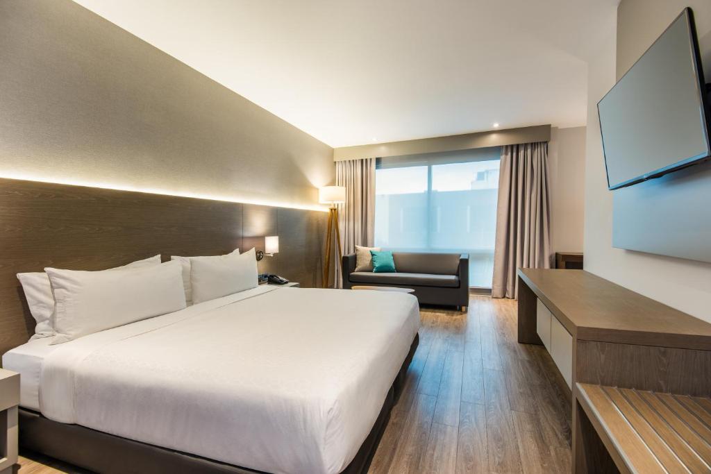 TV a/nebo společenská místnost v ubytování Holiday Inn Express Bogotá - Parque La 93 by IHG