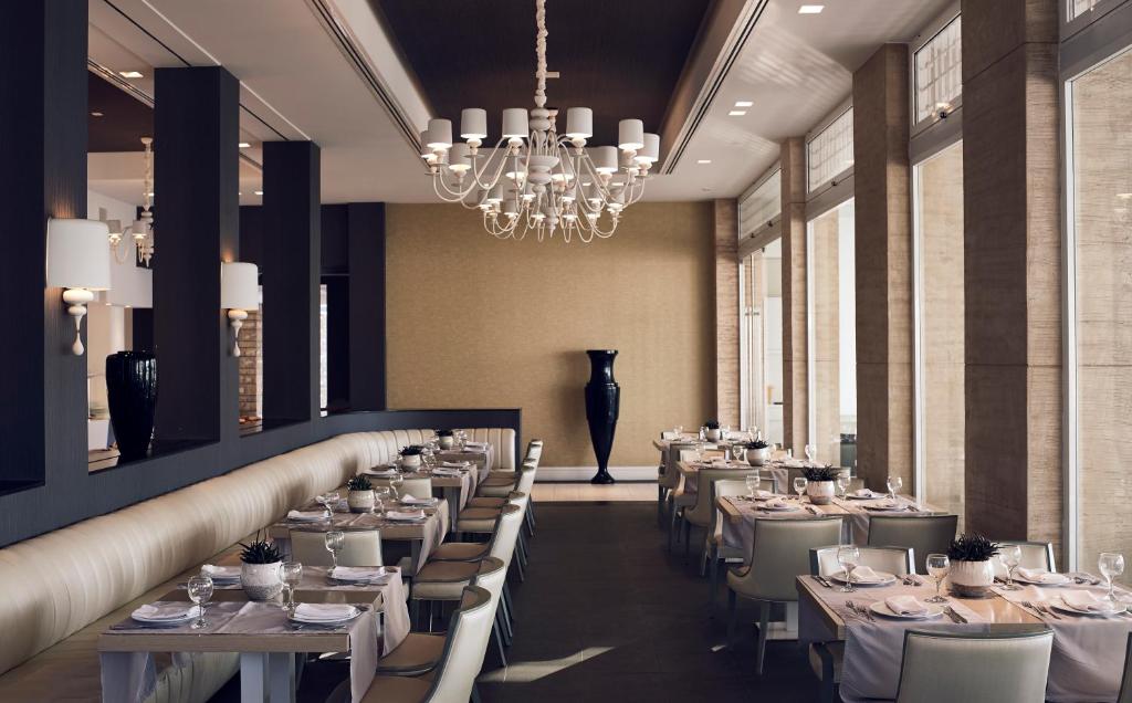 A restaurant or other place to eat at Pelagos Suites Hotel & Spa