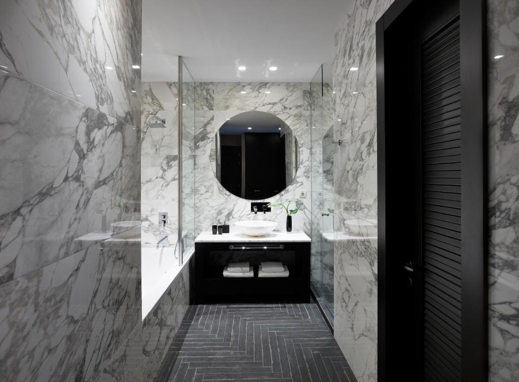 A bathroom at Pelagos Suites Hotel & Spa