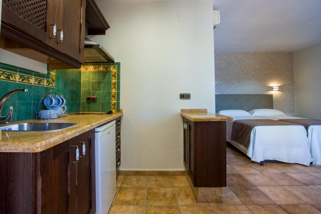 Łóżko lub łóżka w pokoju w obiekcie Hostal Don Joaquín Alora