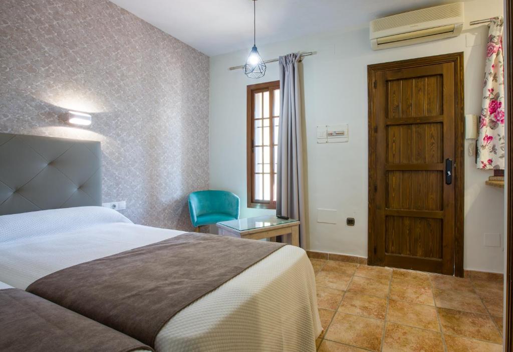 Łóżko lub łóżka w pokoju w obiekcie Hostal Don Joaquín Alora