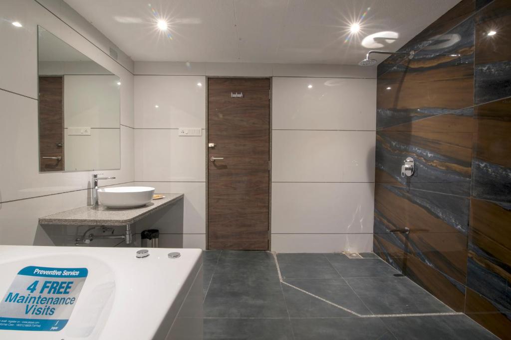 Koupelna v ubytování HOTEL SILVERA GRAND