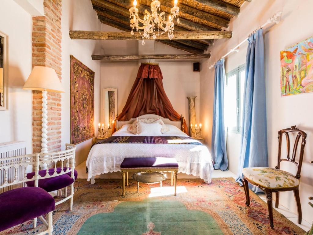 a bedroom with a bed and a chandelier at Camelstop in Chite