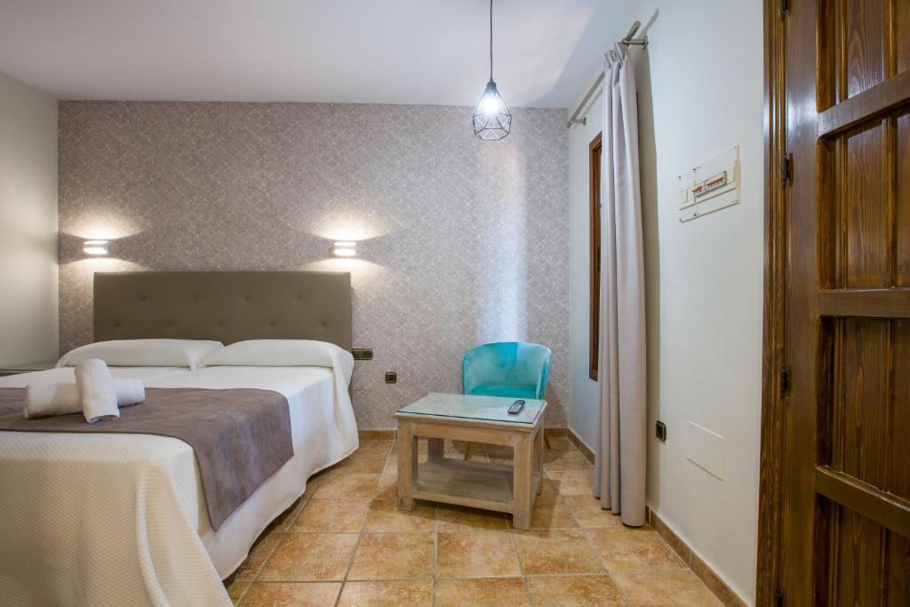 Łóżko lub łóżka w pokoju w obiekcie Hostal Don Joaquín Alora
